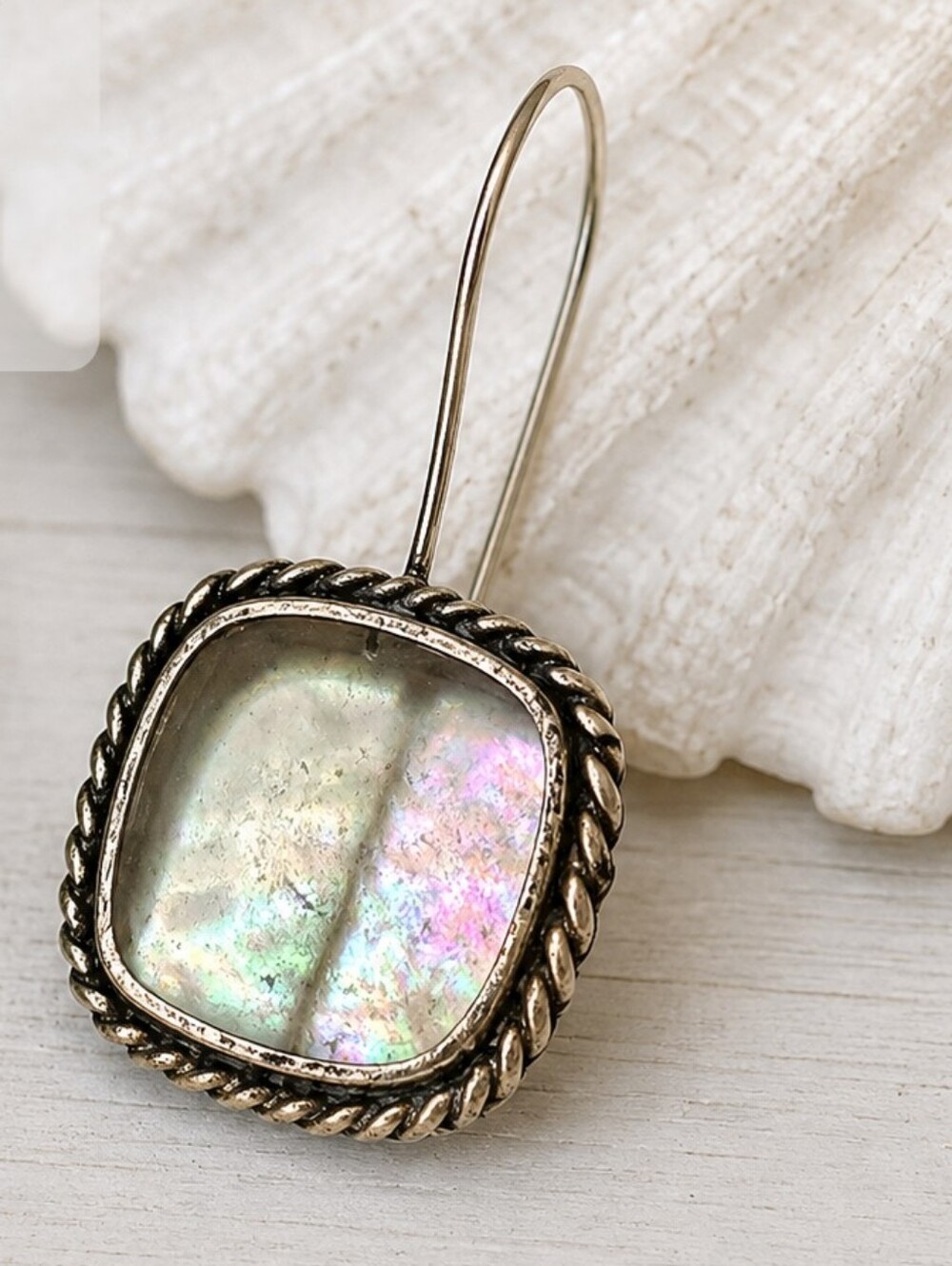 VINTAGE Mother of Pearl Dangle Earrings - Iridescent Shell - Picture 4 of 11